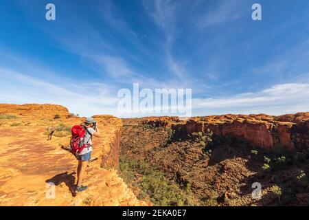 Weibliche Wandererin fotografiert Landschaft des Kings Canyon Stockfoto