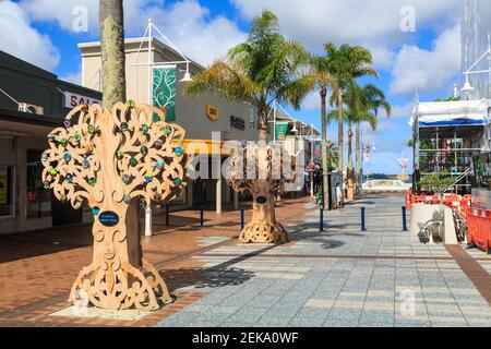 Ungewöhnliche "Weihnachtsbäume" in Tauranga, Neuseeland: Holzmodelle stilisierter Pohutukawa-Bäume, verziert von lokalen Schulen Stockfoto