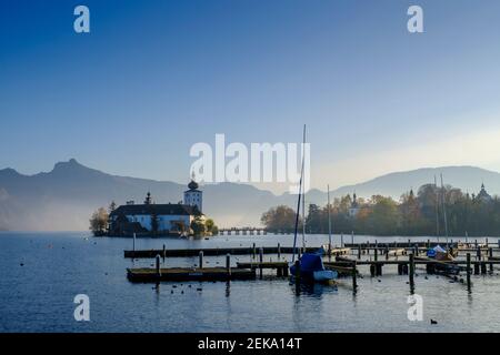 Österreich, Oberösterreich, Gmunden, Schloss Ort am Traunsee im Herbstnebel Stockfoto