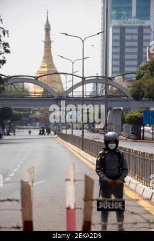 Ein Bereitschaftspolizist steht während der Demonstration auf der Hut.der Staatsstreich von Myanmar 2021 begann am Morgen des 1. Februar 2021, als demokratisch gewählte Mitglieder der Regierungspartei Myanmar, der Nationalen Liga für Demokratie, vom Militär der Tatmadaw Myanmar abgesetzt wurden, das die Macht in einer Stratokratie übernahm. Die Tatmadaw verkündete einen einjährigen Ausnahmezustand und erklärte, die Macht sei dem Oberbefehlshaber der Verteidigungsdienste Min Aung Hlaing übertragen worden. Sie erklärte die Ergebnisse der Parlamentswahlen vom November 2020 für ungültig und erklärte ihre Absicht, am Ende des Zustandes von eine Neuwahl abzuhalten Stockfoto