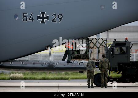 Lissabon, Portugal. Februar 2021, 23rd. Medizinische Geräte werden von einem Airbus der deutschen Luftwaffe entladen A400M-180 bei seiner Ankunft auf dem Militärflugplatz Figo Maduro in Lissabon, Portugal am 23. Februar 2021. Auf der Grundlage eines bilateralen Abkommens kam am Dienstag ein zweites Team von medizinischen Experten der deutschen Armee nach Portugal, um das seit Februar 3 in Portugal lebende Team zu ersetzen, das das Land bei der Bekämpfung der COVID-19-Pandemie unterstützt. Quelle: Pedro Fiuza/ZUMA Wire/Alamy Live News Stockfoto