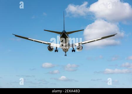 Verkehrsflugzeug Vorbereitung zu landen Stockfoto