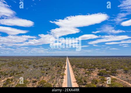 Luftaufnahme des Eyre Highway, der sich über den Nullarbor National Park erstreckt Mit klarer Horizontlinie im Hintergrund Stockfoto