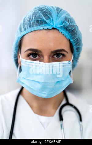 Ärztin in der Klinik Stockfoto