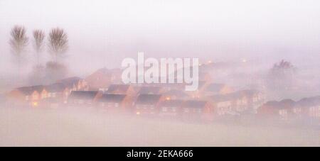 Nebliger Winteraufgang über dem Dorf Calverton, Nottinghamshire England Stockfoto