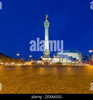 Frankreich, Ile-de-France, Paris, Juli Säule am leeren Place de la Bastille in der Abenddämmerung Stockfoto