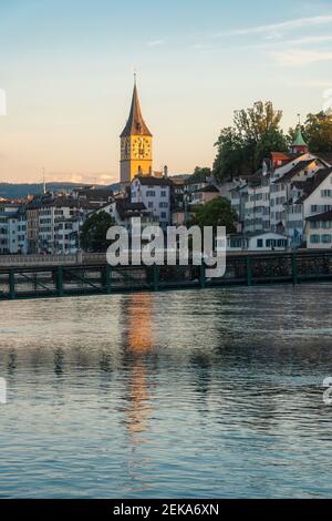 Brücke über die Limmat mit der St. Peter und Fraumünster Kirche in Zürich, Schweiz Stockfoto