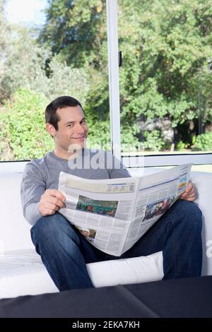 Mann liest eine Zeitung im Park Stockfoto