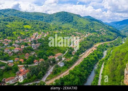 Lakatnik Stadt und Schlucht des Flusses Iskar in Bulgarien Stockfoto