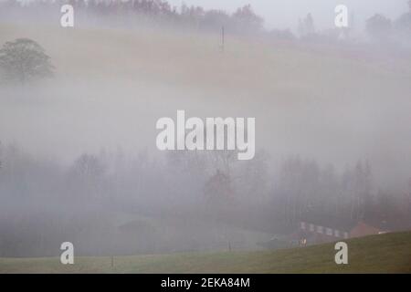 Nebliger Winteraufgang über dem Dorf Calverton, Nottinghamshire England Stockfoto