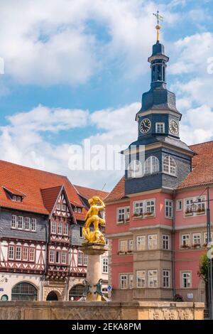 St. Georg Brunnen bei Kirche inmitten historischer Häuser auf dem Marktplatz in Eisenach, Deutschland Stockfoto