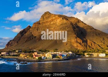 Stadt und Berg auf der Insel mit Meer umgeben Stockfoto