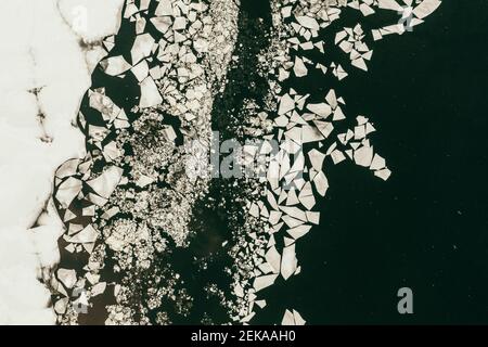 Deutschland, Berlin, Luftaufnahme der gefrorenen Spree in Friedrichshain Kreuzberg Stockfoto