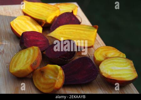 Rohe Rote Bete halbiert Stockfoto