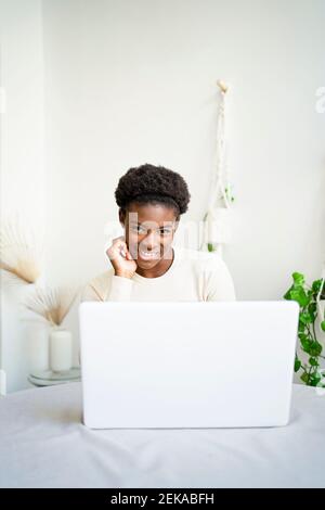 Junge Unternehmerin, die zu Hause am Laptop arbeitet Stockfoto