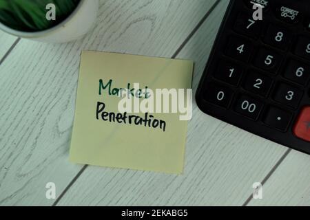 Marktdurchdringung Schreiben Sie auf Haftnotizen isoliert auf Holztisch. Stockfoto