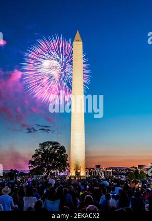 4th. Juli Feuerwerk Feier im Washington Monument in Washington DC. Menschen beobachten und aufzeichnen Feuerwerk auf ihren Handys. Stockfoto