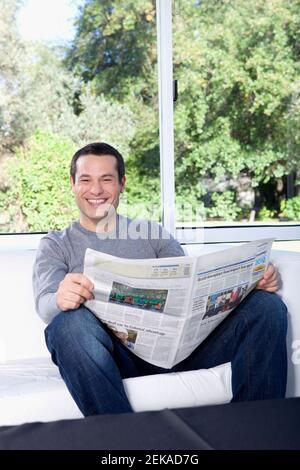 Mann liest eine Zeitung im Park Stockfoto