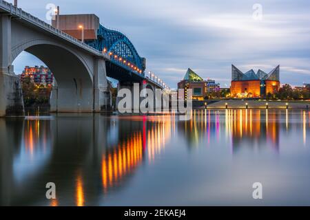 Chattanooga, Tennessee, USA Downtown Skyline auf dem Tennessee River in der Abenddämmerung. Stockfoto