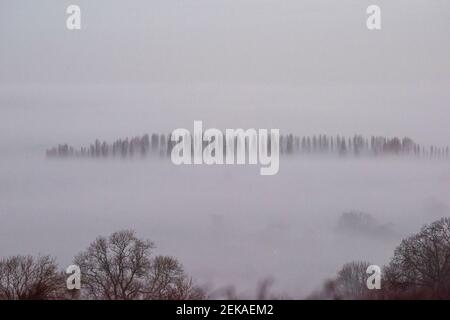 Nebliger Winteraufgang über dem Dorf Calverton, Nottinghamshire England Stockfoto