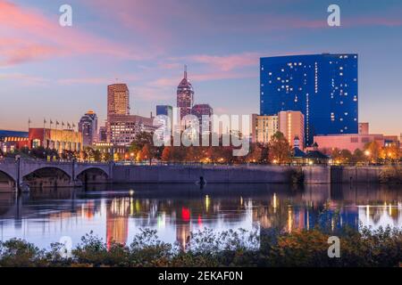 Indianapolis, Indiana, USA Skyline auf dem White River in der Abenddämmerung. Stockfoto