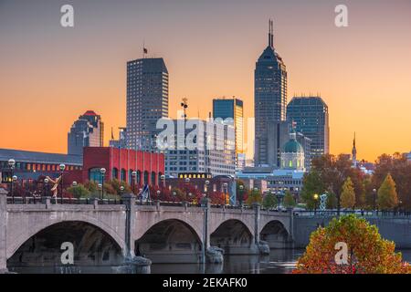 Indianapolis, Indiana, USA Skyline auf dem White River in der Abenddämmerung. Stockfoto