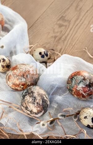 Ostern Komposition - Ostereier mit natürlichen Farbstoffen auf einem Holztisch gemalt, copyspace. Stockfoto