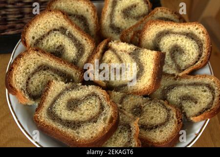 In Scheiben geschnittenes 'cosonac', ein rumänisches süßes Brot mit Kakao- und Walnüssen-Wirbeln Stockfoto