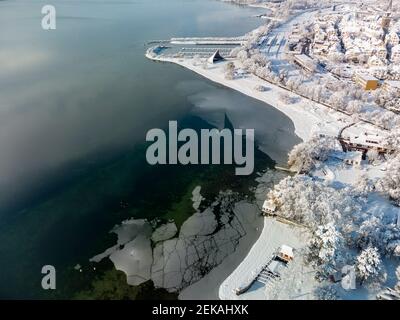 Deutschland, Baden-Württemberg, Radolfzell, Luftaufnahme der schneebedeckten Stadt am Ufer des Bodensees Stockfoto