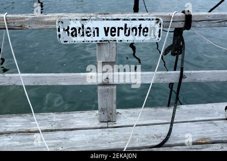 Deutschland, Schleswig Holstein, Wendtorf, Seebad an der Ostsee mit Schild Baden verboten Stockfoto