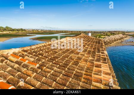 Wunderschöne Landschaft des Naturparks Ria Formosa mit einem Ziegeldach im Vordergrund, Olhao, Algarve, Portugal Stockfoto