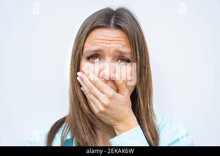 Porträt einer schockierten jungen Frau mit Händen im Gesicht. Verärgert Frau in Angst. Schlechte Nachrichten Reaktion. Besorgte Frau. Emotionen Stockfoto