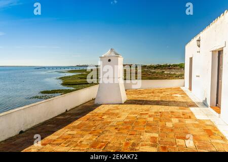 Traditioneller argarvischer Schornstein auf der Gezeitenmühle von der wunderschönen Ria Formosa in Olhao, Algarve, Portugal Stockfoto