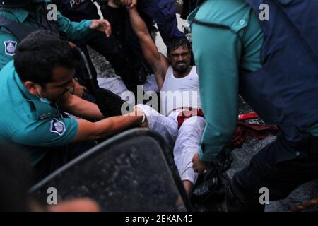 Dhaka, Bangladesch. Februar 2021, 23rd. Die Polizei von Bangladesch erhebt im Gebiet Shahbagh Anklage. Kinder der Freiheit Kämpfer haben die Shahbagh Gegend Straßenkreuzung blockiert und fordern die Wiedereinstellung einer 30 Prozent Quote an Regierungsjobs. (Foto von MD Abu Sufian Jewel/Pacific Press) Quelle: Pacific Press Media Production Corp./Alamy Live News Stockfoto