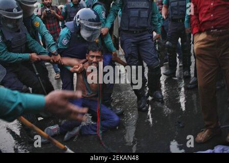 Dhaka, Bangladesch. Februar 2021, 23rd. Die Polizei von Bangladesch erhebt im Gebiet Shahbagh Anklage. Kinder der Freiheit Kämpfer haben die Shahbagh Gegend Straßenkreuzung blockiert und fordern die Wiedereinstellung einer 30 Prozent Quote an Regierungsjobs. (Foto von MD Abu Sufian Jewel/Pacific Press) Quelle: Pacific Press Media Production Corp./Alamy Live News Stockfoto