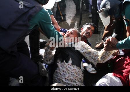 Dhaka, Bangladesch. Februar 2021, 23rd. Die Polizei von Bangladesch erhebt im Gebiet Shahbagh Anklage. Kinder der Freiheit Kämpfer haben die Shahbagh Gegend Straßenkreuzung blockiert und fordern die Wiedereinstellung einer 30 Prozent Quote an Regierungsjobs. (Foto von MD Abu Sufian Jewel/Pacific Press) Quelle: Pacific Press Media Production Corp./Alamy Live News Stockfoto