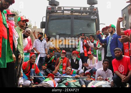 Dhaka, Bangladesch. Februar 2021, 23rd. Kinder der Freiheit Kämpfer haben die Shahbagh Gegend Straßenkreuzung blockiert und fordern die Wiedereinstellung einer 30 Prozent Quote an Regierungsjobs. (Foto von MD Abu Sufian Jewel/Pacific Press) Quelle: Pacific Press Media Production Corp./Alamy Live News Stockfoto