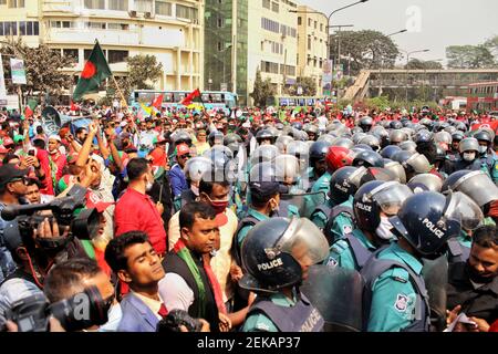 Dhaka, Bangladesch. Februar 2021, 23rd. Kinder der Freiheit Kämpfer haben die Shahbagh Gegend Straßenkreuzung blockiert und fordern die Wiedereinstellung einer 30 Prozent Quote an Regierungsjobs. (Foto von MD Abu Sufian Jewel/Pacific Press) Quelle: Pacific Press Media Production Corp./Alamy Live News Stockfoto