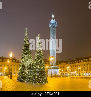 Frankreich, Ile-de-France, Paris, Weihnachtsbäume am beleuchteten Place Vendome in der Nacht Stockfoto
