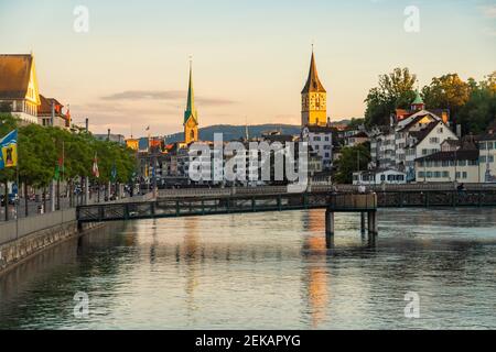Ufer der Limmat mit St. Peter und Fraumünster Kirche in Zürich, Schweiz Stockfoto