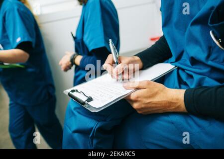 Krankenschwester schreiben medizinischen Bericht während der Sitzung in der Tierklinik Stockfoto