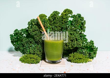 Gesunder Sommergrüner Saft mit Grünkohl gegen die Wand zu Hause Stockfoto