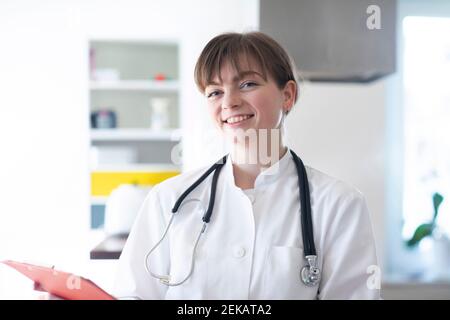 Lächelnd Ärztin mit Stethoskop im Krankenhaus Stockfoto