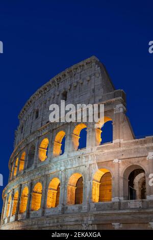 Italien, Rom, Kolosseum bei Nacht Stockfoto