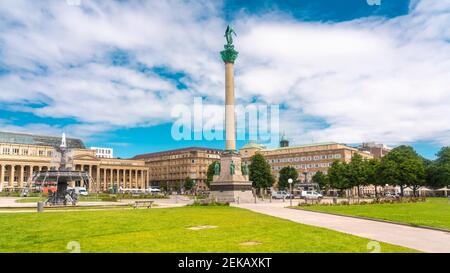 Deutschland, Baden-Württemberg, Stuttgart, Wolken über Schlossplatz mit Jubilaumssaule im Vordergrund Stockfoto