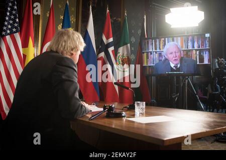 Premierminister Boris Johnson sieht sich eine Videoansprache von Sir David Attenborough bei einer Sitzung des UN-Sicherheitsrats für Klima und Sicherheit im Außenministerium, im Commonwealth and Development Office in London an. Bilddatum: Dienstag, 23. Februar 2021. Stockfoto