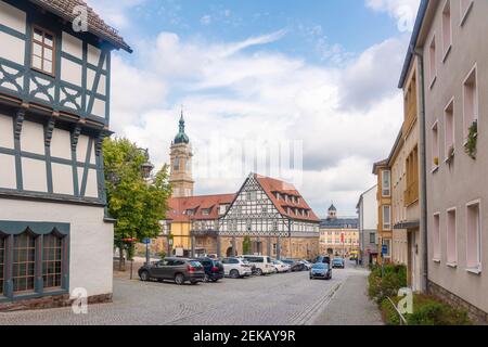 Luthermuseum mit Fachwerkhaus bei St. Georg Kirche gegen bewölkten Himmel in Eisenach, Deutschland Stockfoto