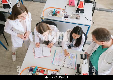 Professor im Gespräch mit Studenten in der Wissenschaft Klasse Stockfoto