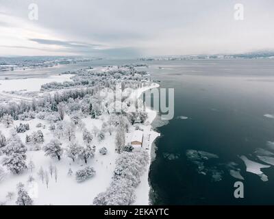 Deutschland, Baden-Württemberg, Radolfzell, Luftaufnahme der schneebedeckten Halbinsel Mettnau Stockfoto