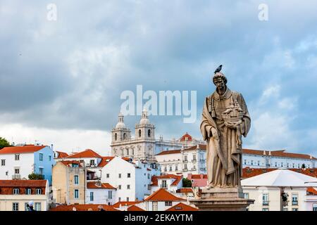 Portugal, Lissabon, Kloster von so Vicente de Fora mit St. Vincent Statue im Vordergrund, vom Miradouro das Portas do Sol aus gesehen Stockfoto